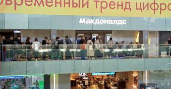 Largas filas y muchos selfis en el último McDonalds ruso