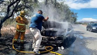 Incendio acaba con un auto en Pozos