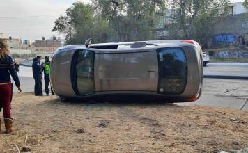 Conductora sufre volcadura en el bulevar Río Santiago