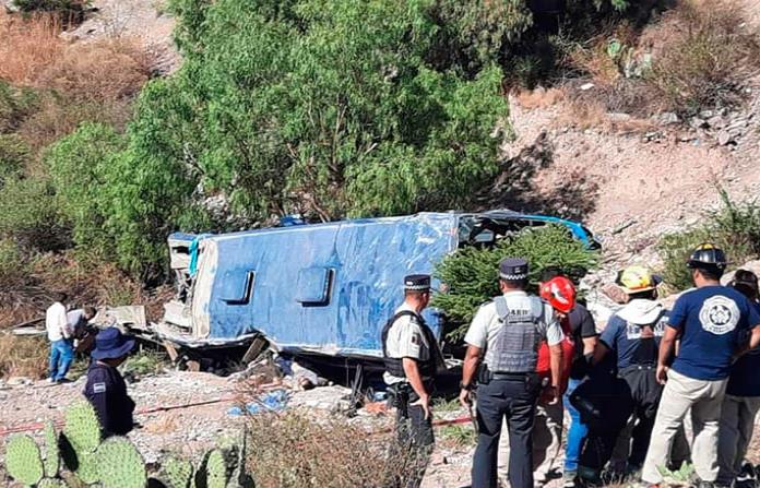 Vuelca autobús con ilegales; 6 muertos y veinte lesionados