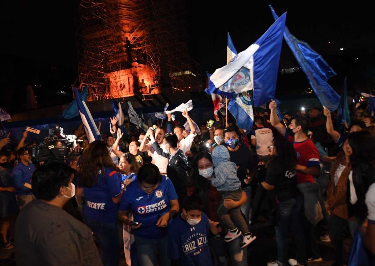 Aficionados de Cruz Azul celebran en el Ángel de la Independencia