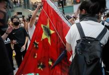 Pisotean bandera china en protesta