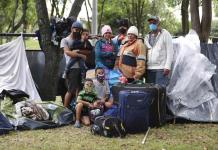 Migrantes venezolanos hacen largo viaje de regreso