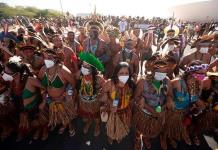 Miles de indígenas presionan por su derecho ancestral a la tierra en Brasilia