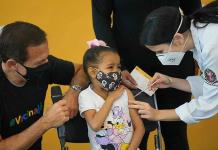 Con retraso, Brasil vacuna a los niños