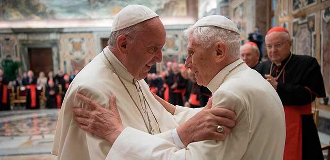 Admite el Vaticano que alteró foto de carta donde Benedicto elogia a Francisco