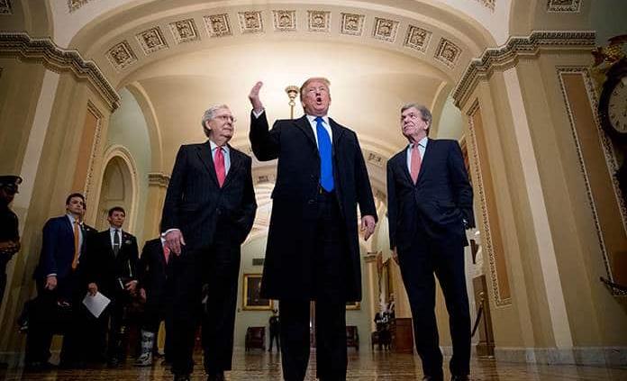 Emergencia de Trump por muro sobrevive en Congreso