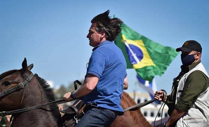 Bolsonaro se pasea a caballo