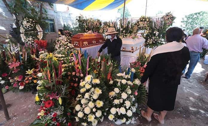 Despiden a madre e hija asesinadas y calcinadas en Puebla