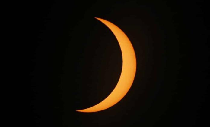 Eclipse solar, ¿por qué no debemos verlo directamente?