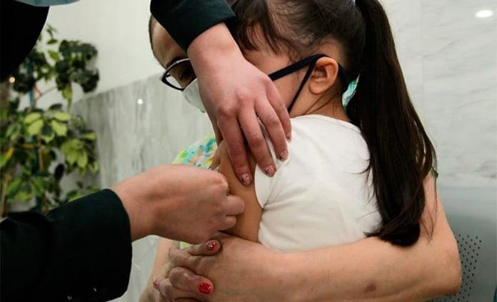 Llama IMSS a complementar esquemas de vacunación de niñas y niños menores de 9 años