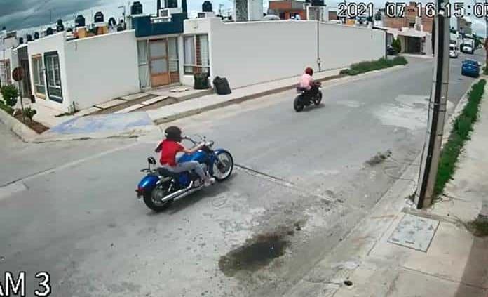 Menores en moto causan temor en Los Morales