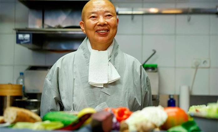 Jeong Kwan, la monja budista que enseña a salvar el planeta con su comida