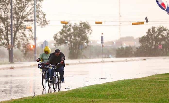 Nicholas se degrada a tormenta mientras descarga fuertes lluvias en Texas