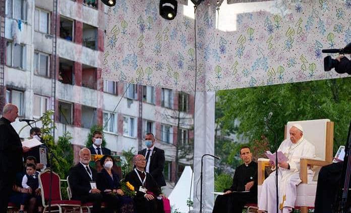 El papa denuncia los prejuicios contra los gitanos en su visita en Eslovaquia