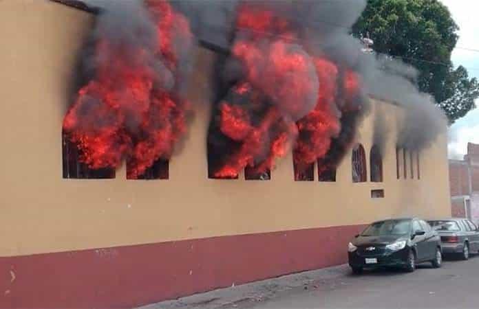 Incendian oficinas de la CNTE en Morelia, Michoacán