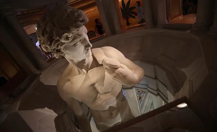 ¿Arte o censura? Expo en Dubái muestra sólo la parte superior de una réplica del David de Miguel Ángel