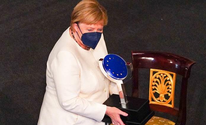 Solo una Europa unida es una Europa fuerte, recuerda Merkel al recibir el Premio Carlos V