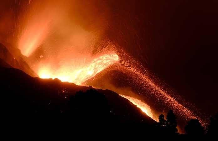 Nuevo río de lava amenaza a pueblo de isla española