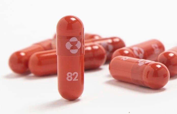 Escasean píldoras ante alza de casos de ómicron