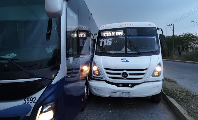 Colisionan dos unidades de transporte público en el bulevar México-Laredo