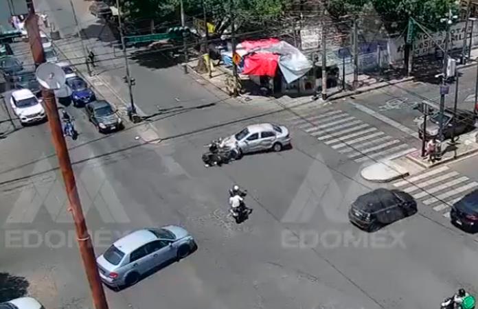 Motociclistas son embestidos por auto al pasarse un alto en Naucalpan, Edomex